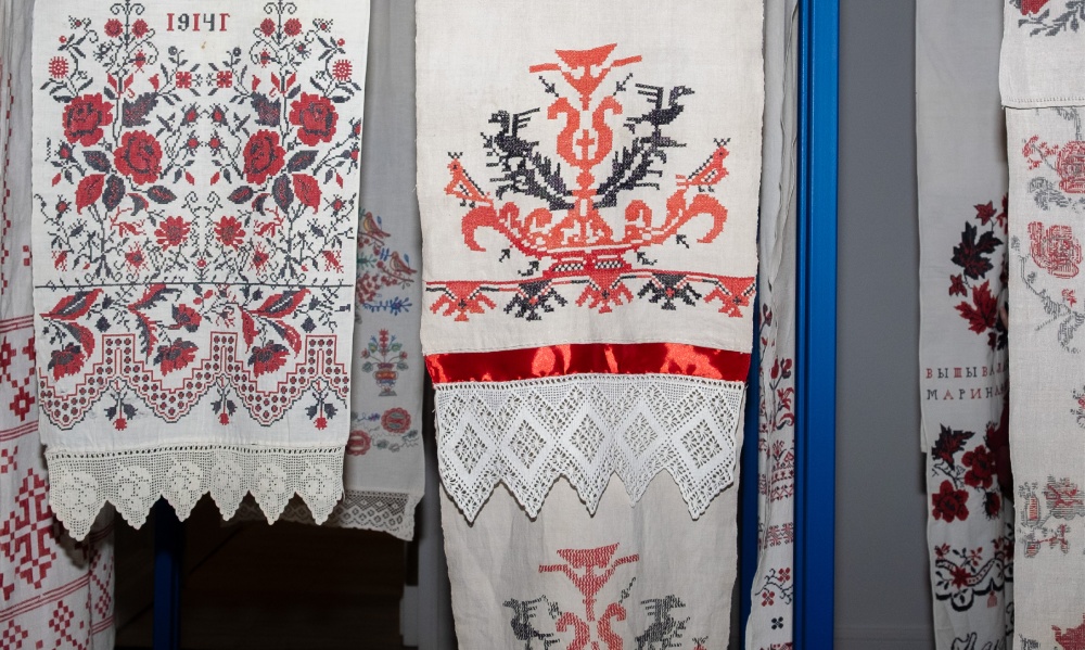 TOUR OF THE EXHIBITION «SEWN-EMBROIDERED. TRADITIONAL FOLK EMBROIDERY AND CONTEMPORARY ART» 9+